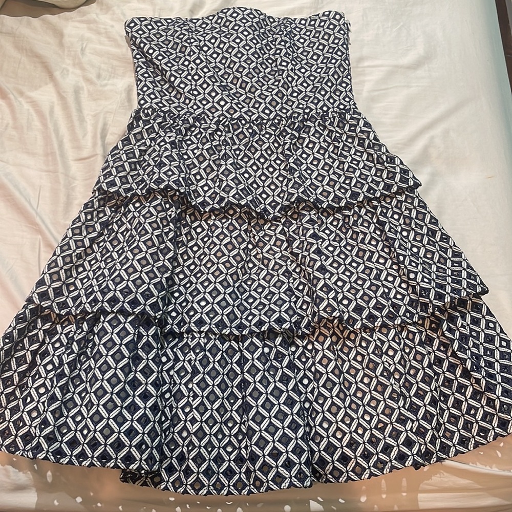 NEVER WORN BEFORE WITH TAGES STRAPLESS BLUE AND WHITE DRESS. Size 0.